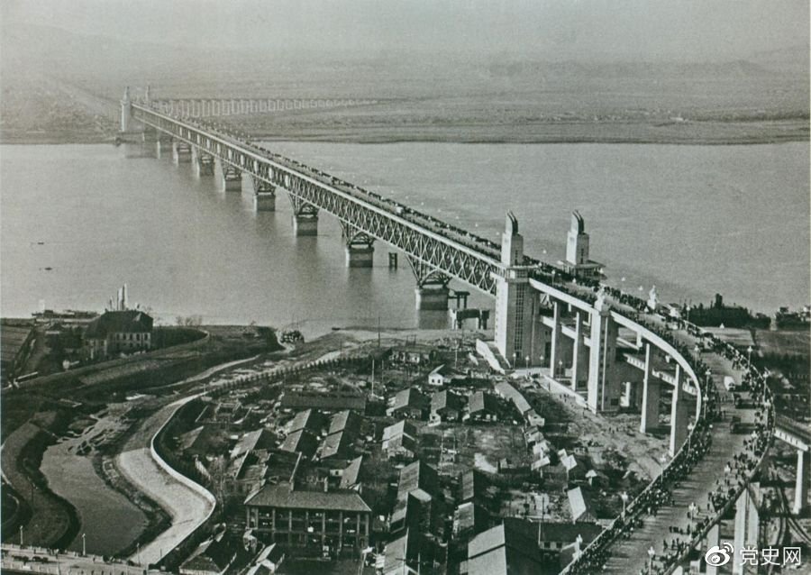 1968年12月29日， 南京長江大橋全面建成通車。這是當時中國自行設計建造的最大的鐵路、公路兩用橋。