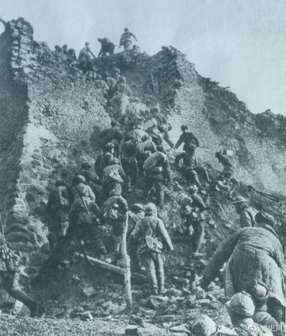 1948年12月，人民解放軍向新保安守敵發(fā)起攻擊。這是解放軍戰(zhàn)士登上新保安城頭。 